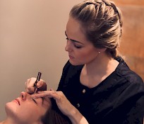 Wenkbrauwen epileren of verven